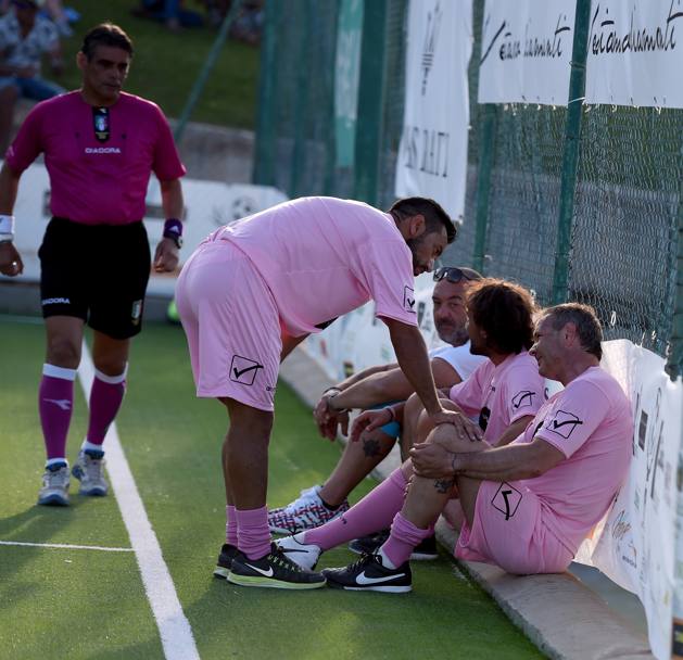 Mihajlovic confortato dai compagni di squadra, tra cui Quagliarella (Getty Images)